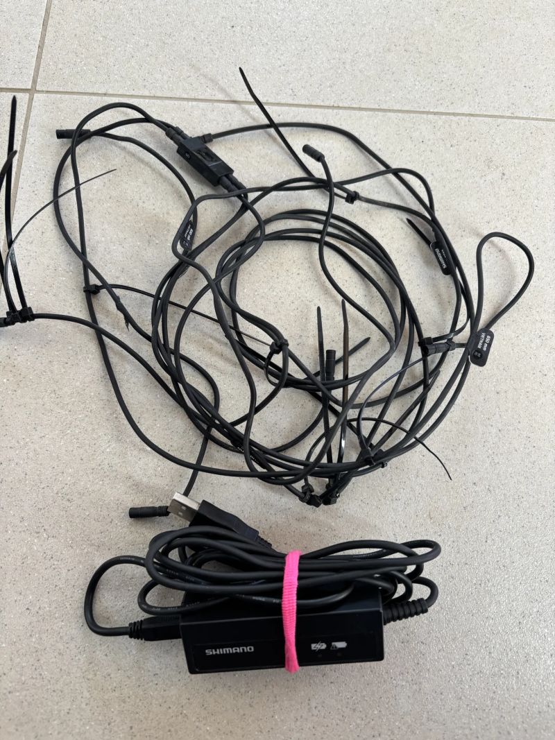 Shimano Di2 díly: BCR2 nabíječka, WU111 jednotka, RS910 propojka, Di2 SD50 kabely