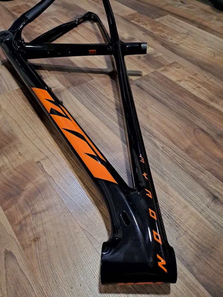 NOVÝ nepoužitý karbonový rámový set KTM Myroon SE 29er / velikost M / 29er / boost / + příslušenství