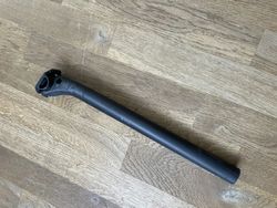 Elitaone karbonová sedlovka 30,9mm 400mm offset 20mm