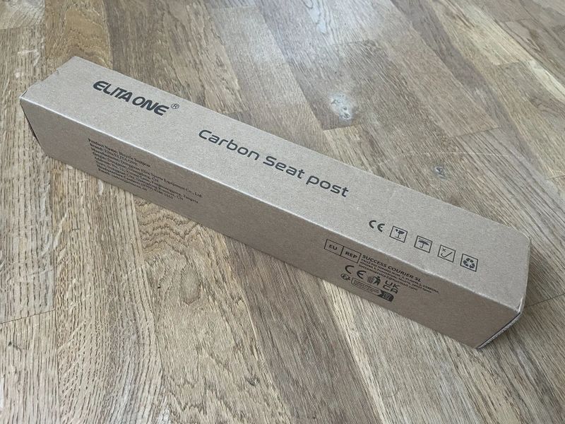 Elitaone karbonová sedlovka 30,9mm 400mm offset 20mm