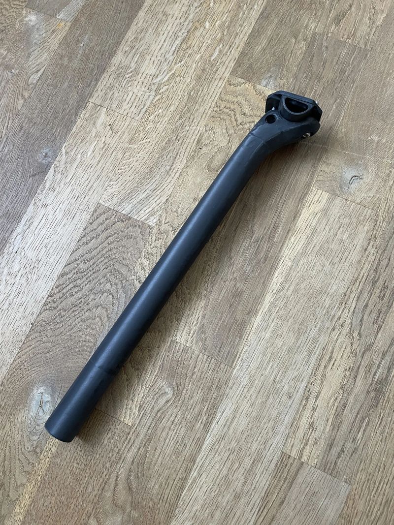 Elitaone karbonová sedlovka 30,9mm 400mm offset 20mm