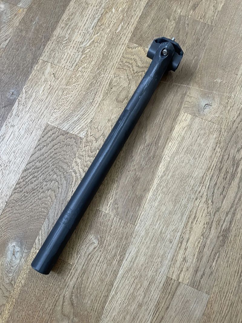 Elitaone karbonová sedlovka 30,9mm 400mm offset 20mm