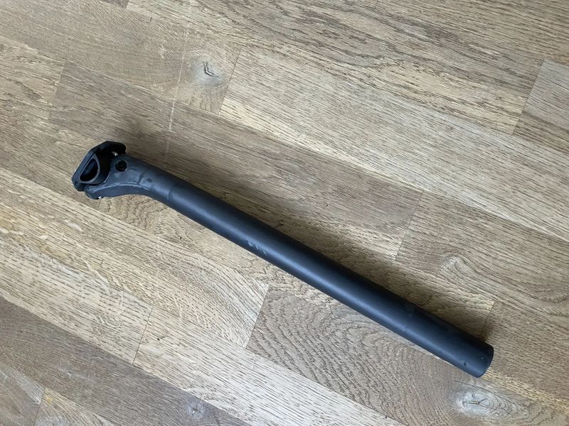 Elitaone karbonová sedlovka 30,9mm 400mm offset 20mm