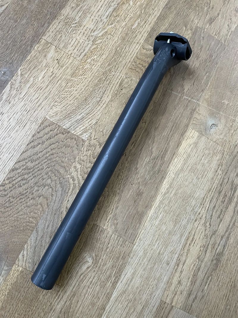 Elitaone karbonová sedlovka 30,9mm 400mm offset 20mm