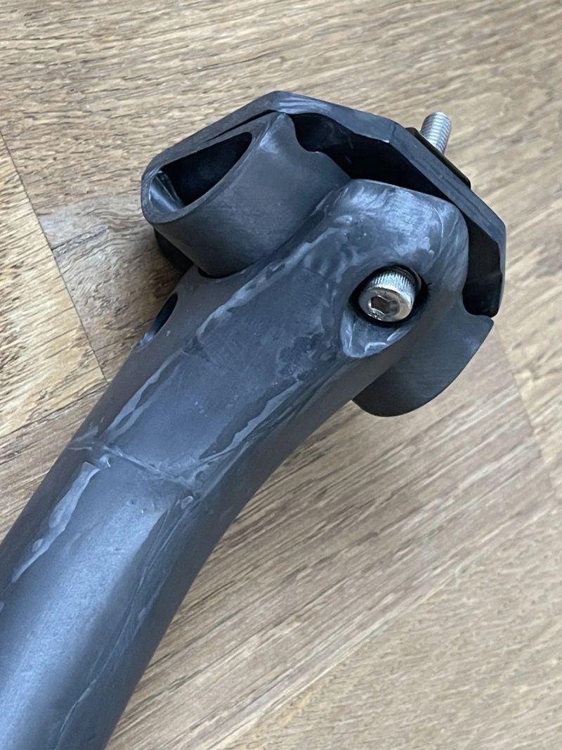 Elitaone karbonová sedlovka 30,9mm 400mm offset 20mm