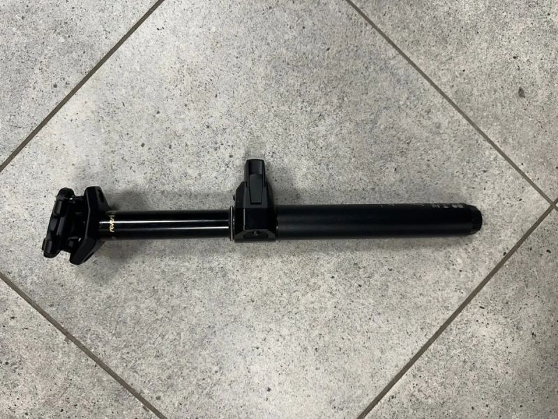 Teleskopická sedlovka Rockshox AM SP Reverb AXS 100 mm / 31,6 mm