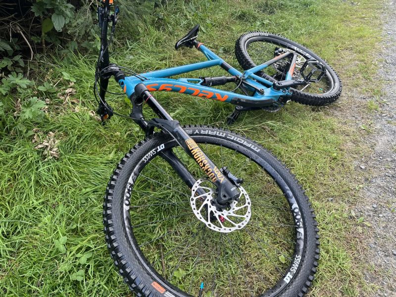 Kellys Minimální cena! Kellys Swag - full SLX (4p brzdy), velikost L, Rockshox, fólie, servisováno