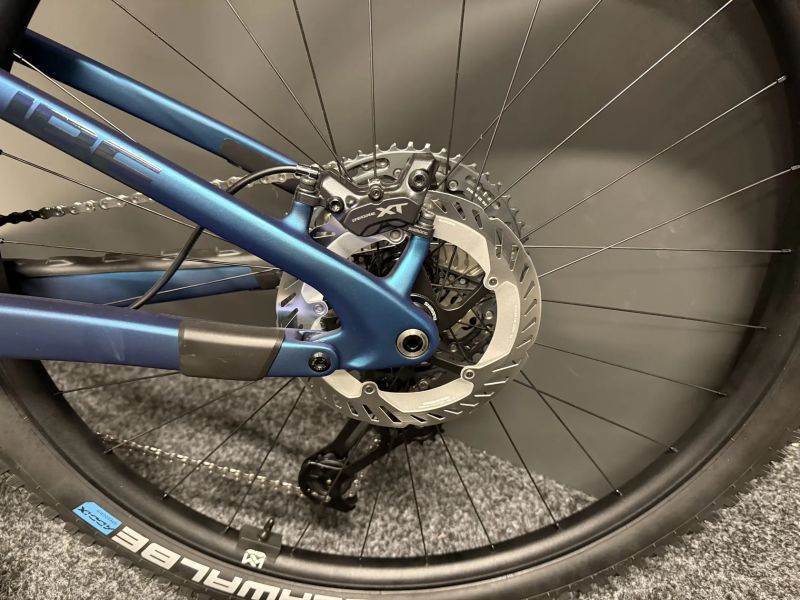 CUBE AMS Stereo Hybrid ONE44 C68X SLX 8km vel.M 17,5Kg 2026