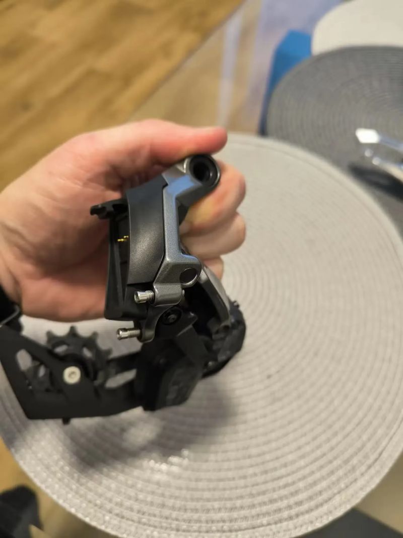 Malá sada Sram Rival D1 axs (páky s třmeny , přehazovačka a přesmykač) bez baterie!