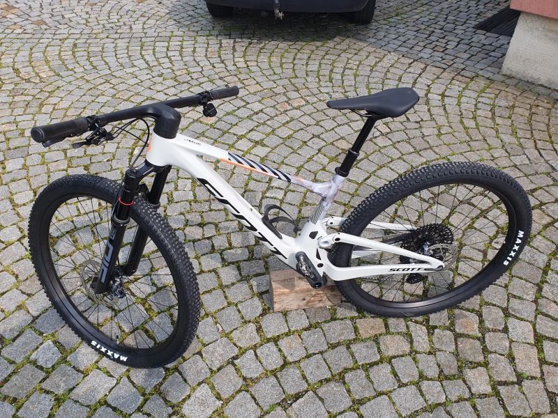 Scott Spark RC Team Issue 2025 vel.M do Července 2027 v záruce výrobce