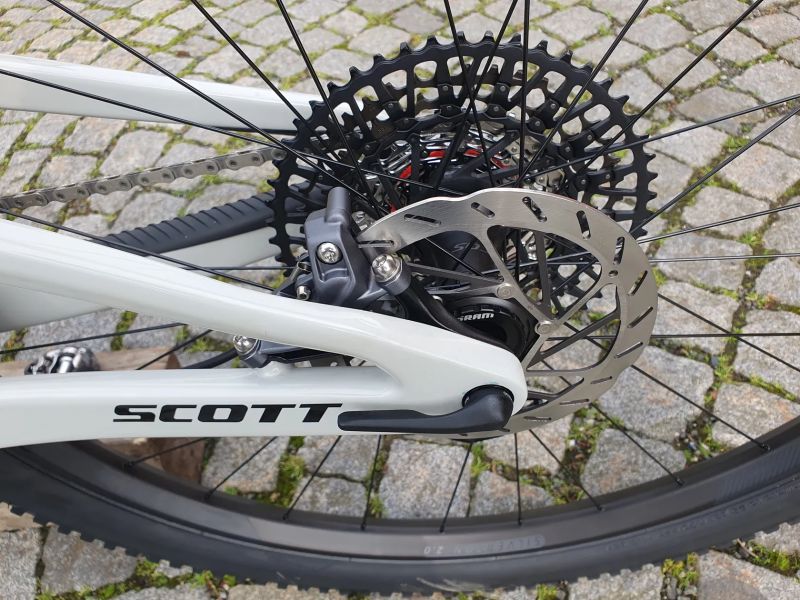 Scott Spark RC Team Issue 2025 vel.M do Července 2027 v záruce výrobce