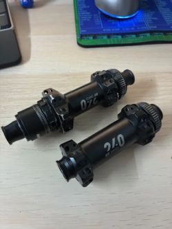 Přední a zadní náboj DT Swiss 240 boost XD ořech straigthpull centerlock 28 děr