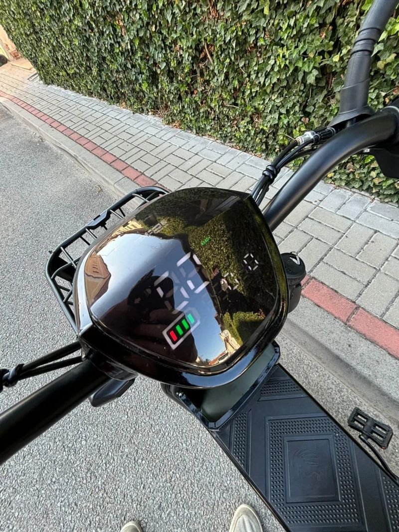 Elektrická koloběžka 350W – nová, se sedátkem, světly a alarmem, bez registrace