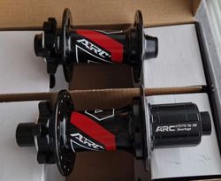 Nové náboje ARC (čínské) - boost šířka, pro pevné osy, ořech Shimano/Sram