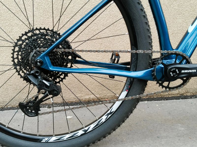 Corratec Revo Bow R 2023 vel. S/M (44 cm), carbon, 29", ZÁNOVNÍ, najeto 100 km