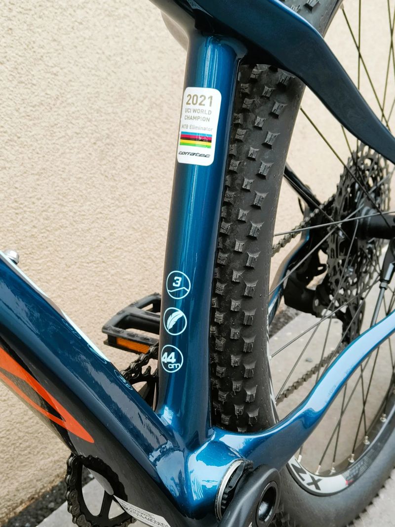 Corratec Revo Bow R 2023 vel. S/M (44 cm), carbon, 29", ZÁNOVNÍ, najeto 100 km