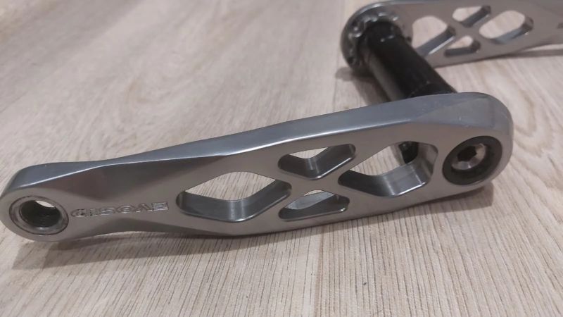 Evosid MTB kliky – DUB 29 mm, 130 mm osa, 170 mm ramena, super stav