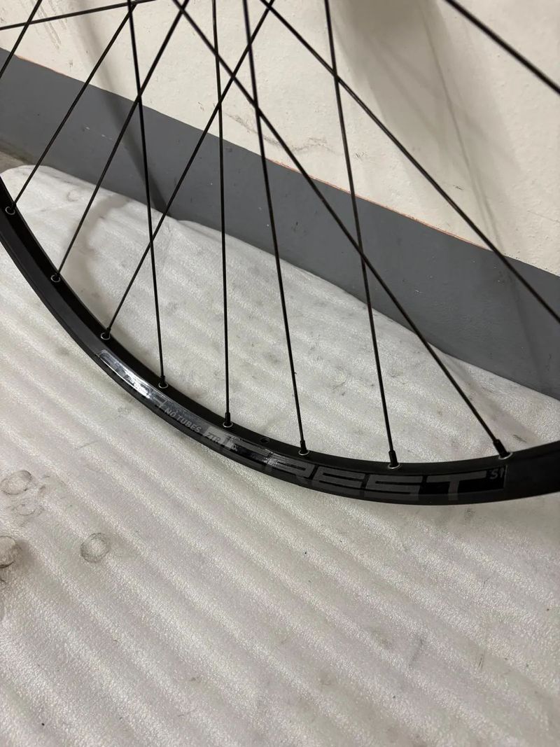 Stan’s NoTubes ZTR Crest S1