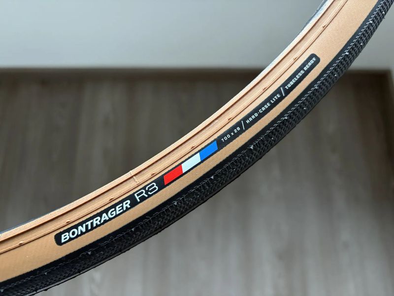 Bontrager R3 Hard-Case Lite TLR 700x28 Black/Brown 2 kusy NOVÉ NEPOUŽITÉ