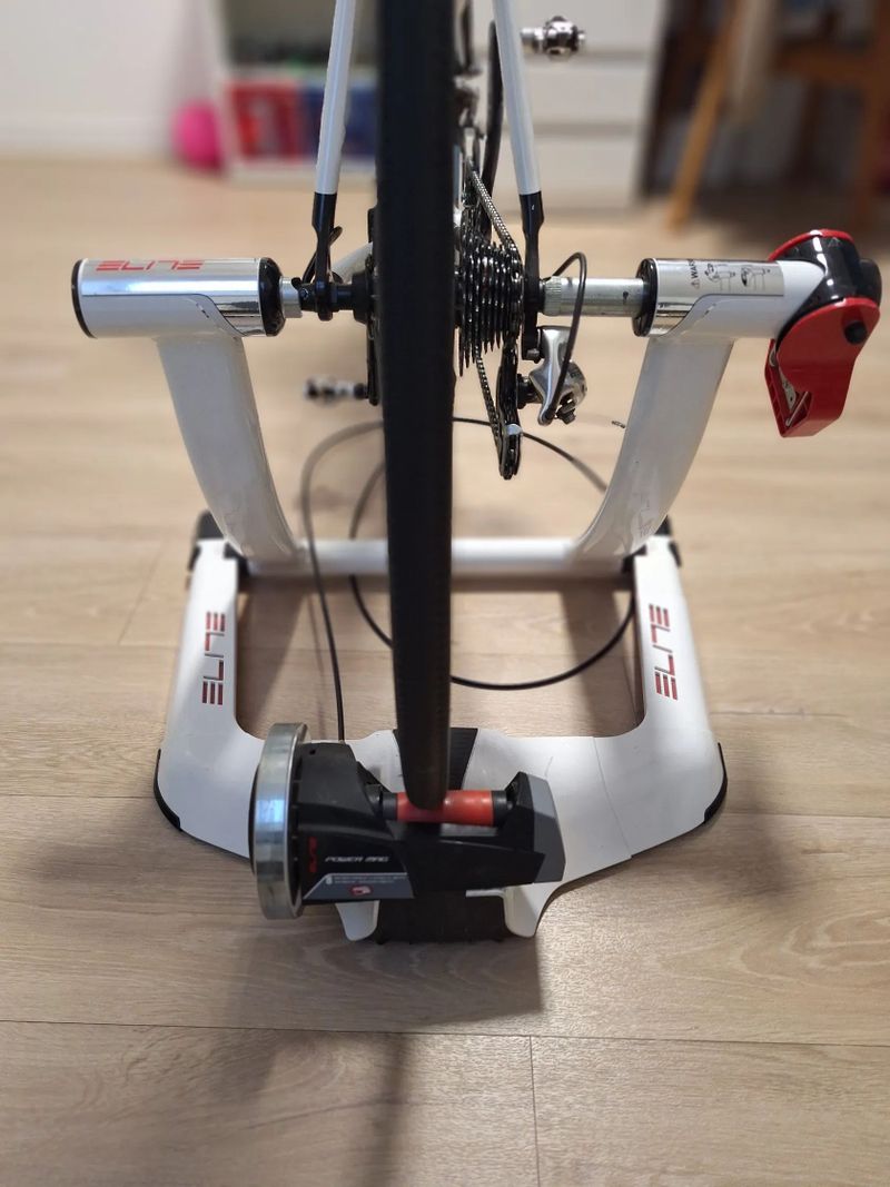 Prodám cyklotrenažér Elite Qubo Power Mag Smart B+ White/Red