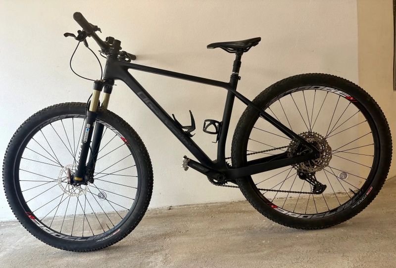 Skvělé karbonové ultra lehké závodní kolo, 29",M rám s teleskop.sedlovkou