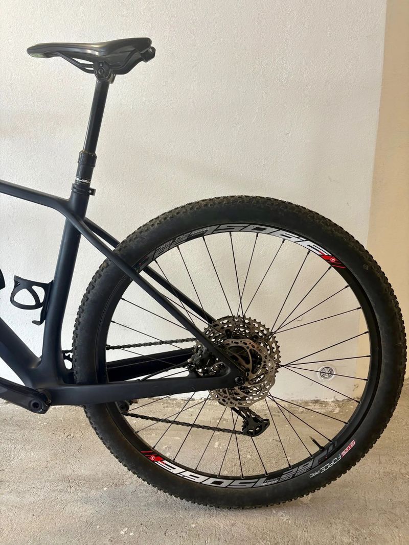 Skvělé karbonové ultra lehké závodní kolo, 29",M rám s teleskop.sedlovkou