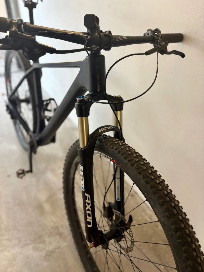 Skvělé karbonové ultra lehké závodní kolo, 29",M rám s teleskop.sedlovkou