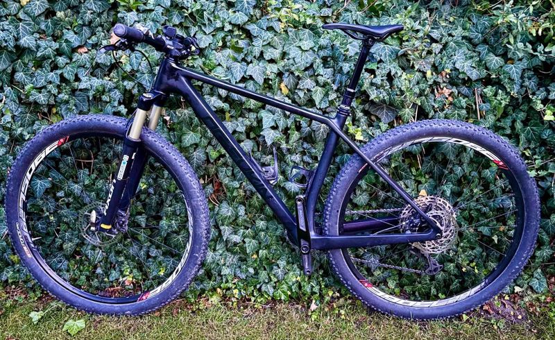 Skvělé karbonové ultra lehké závodní kolo, 29",M rám s teleskop.sedlovkou