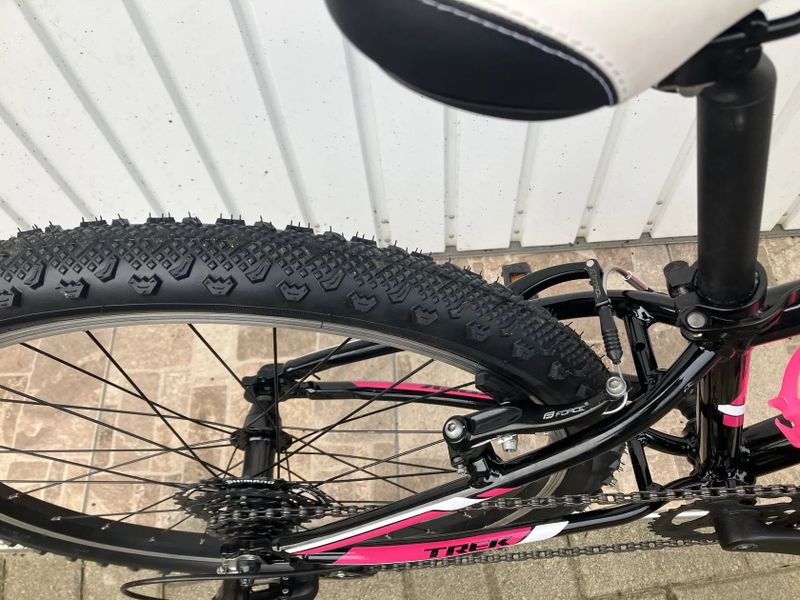 DÍVČÍ KOLO TREK 24