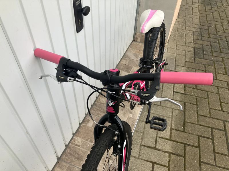 DÍVČÍ KOLO TREK 24