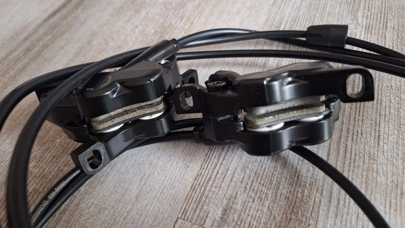 Čtyřpístkové brzdy Shimano deore
