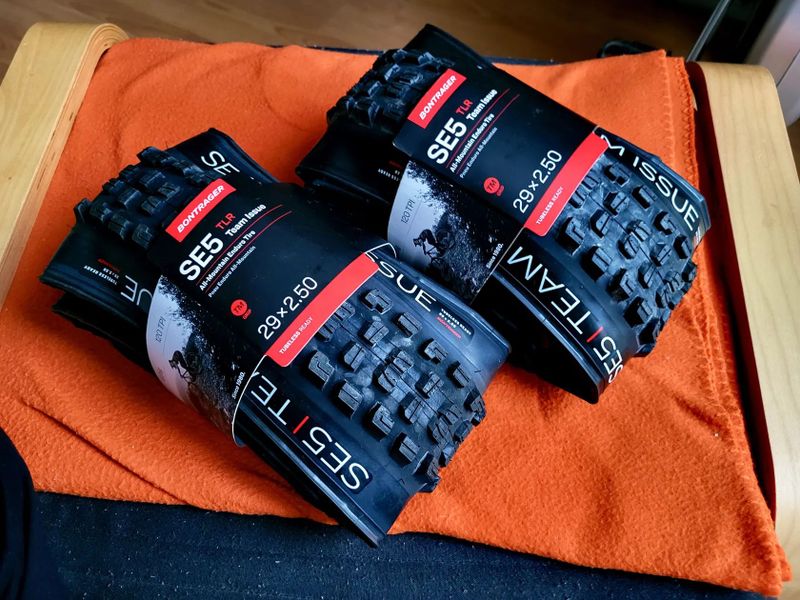 Nové Bontrager SE5 Team Issue 29"x 2,5" 120 TPI TLR