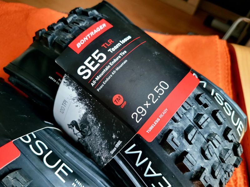 Nové Bontrager SE5 Team Issue 29"x 2,5" 120 TPI TLR