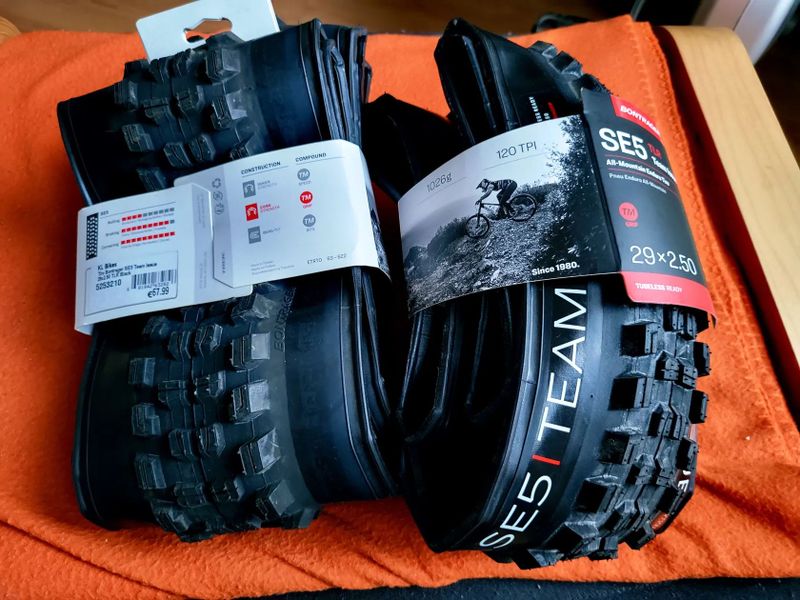 Nové Bontrager SE5 Team Issue 29"x 2,5" 120 TPI TLR