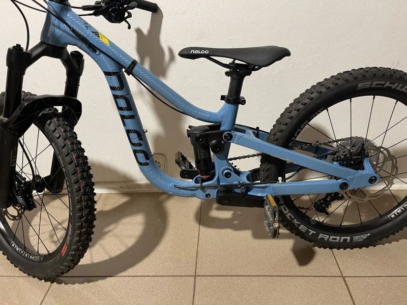 Naloo Mountain Jack 20, jako Vpace Moritz 20, nebo Propain Frechdax 20, celopéro od 105cm