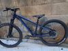 Kona Fire Mountain 26/XS Top stav!