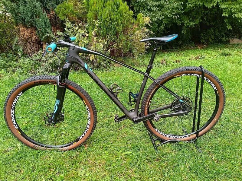 MONDRAKER Podium Carbon 29" black phantom/light blue