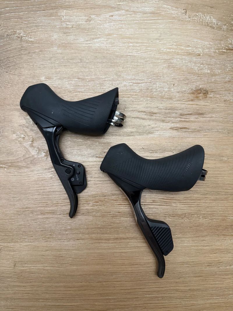 Sram Force eTap AXS pravá a levá řadící/brzdová páka a třmeny Flat Mount