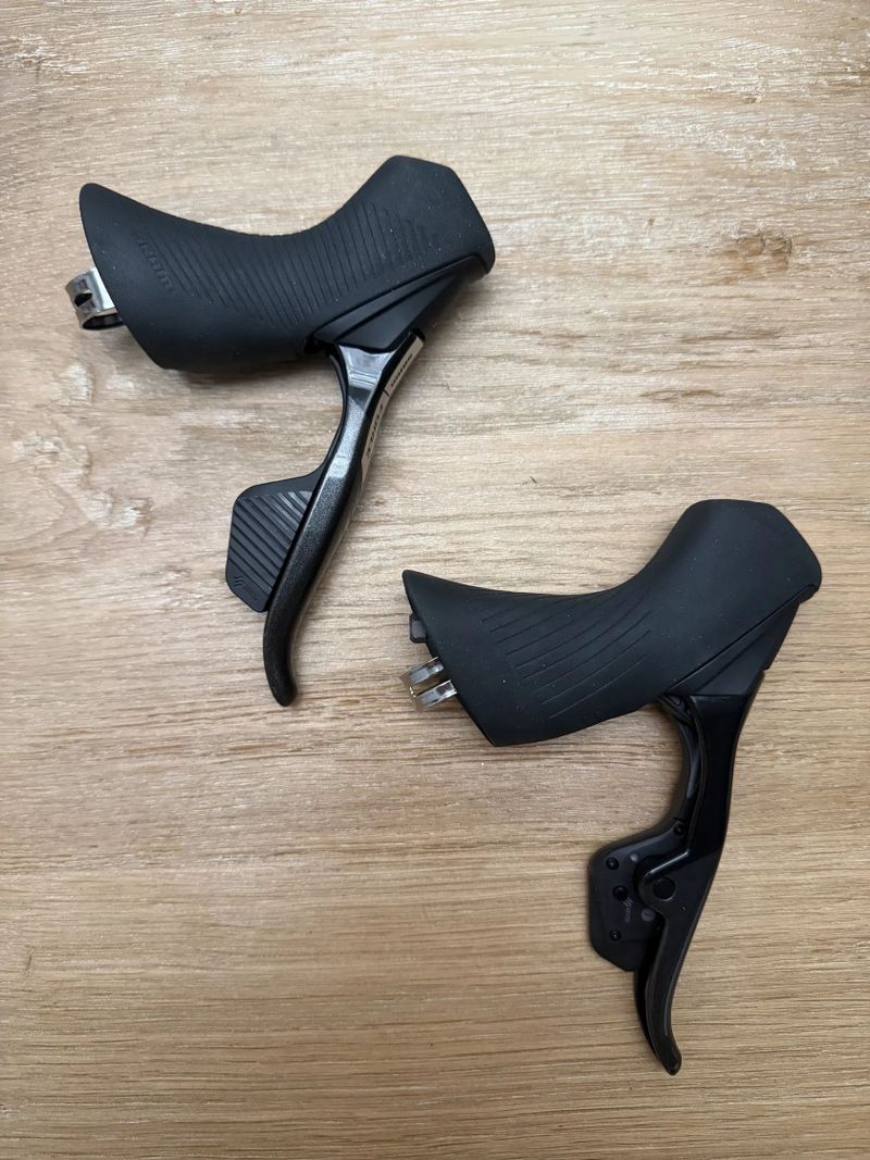 Sram Force eTap AXS pravá a levá řadící/brzdová páka a třmeny Flat Mount