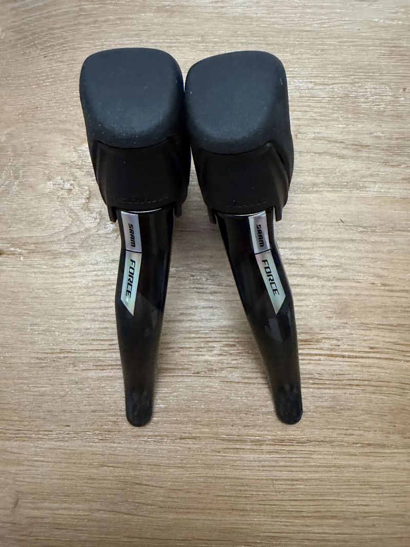 Sram Force eTap AXS pravá a levá řadící/brzdová páka a třmeny Flat Mount