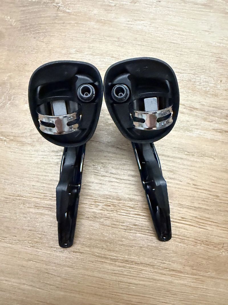 Sram Force eTap AXS pravá a levá řadící/brzdová páka a třmeny Flat Mount