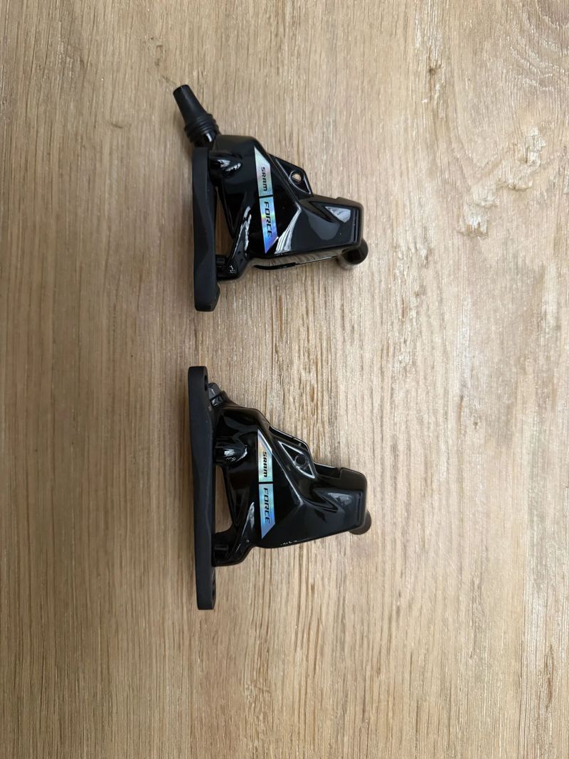 Sram Force eTap AXS pravá a levá řadící/brzdová páka a třmeny Flat Mount