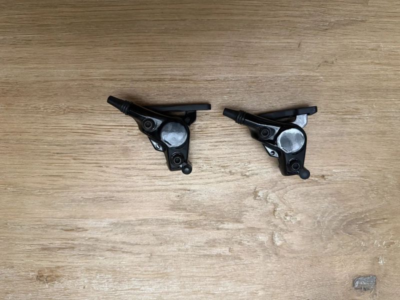 Sram Force eTap AXS pravá a levá řadící/brzdová páka a třmeny Flat Mount