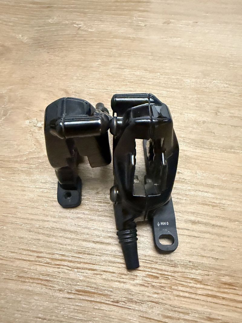 Sram Force eTap AXS pravá a levá řadící/brzdová páka a třmeny Flat Mount