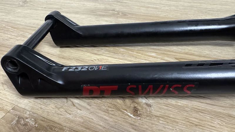 Prodám vidlice DT SWISS F 232 ONE 110 mm, BOOST + uzamykání z řidítek, perfektní
