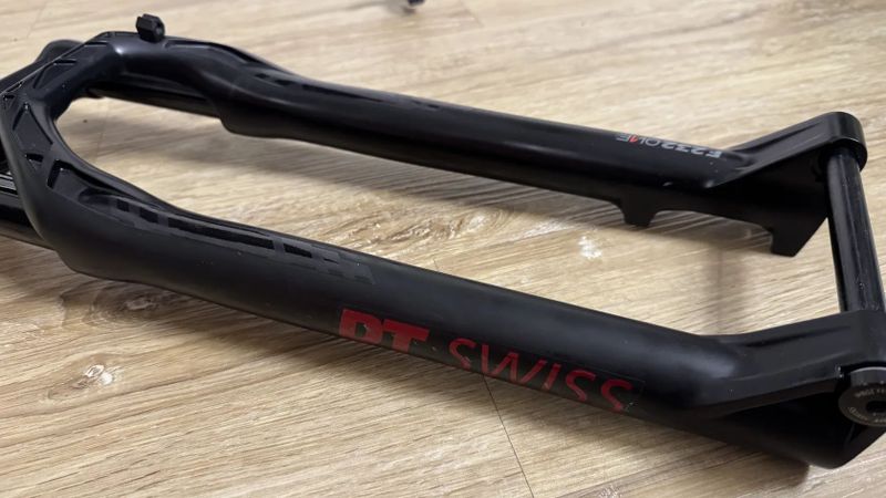 Prodám vidlice DT SWISS F 232 ONE 110 mm, BOOST + uzamykání z řidítek, perfektní