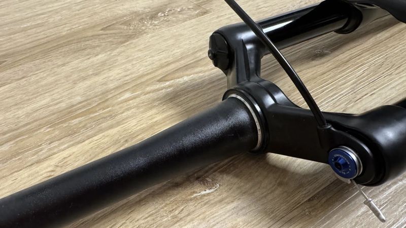 Prodám vidlice DT SWISS F 232 ONE 110 mm, BOOST + uzamykání z řidítek, perfektní