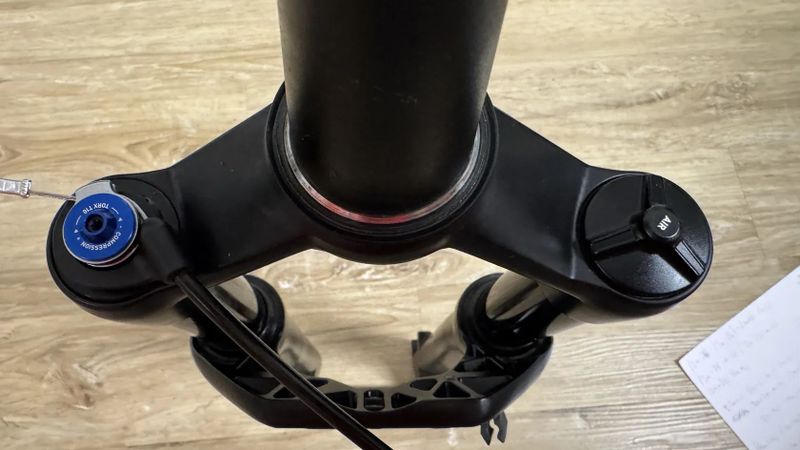 Prodám vidlice DT SWISS F 232 ONE 110 mm, BOOST + uzamykání z řidítek, perfektní