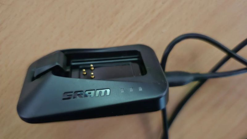 Sram eTap nabíječka s USB kabelem