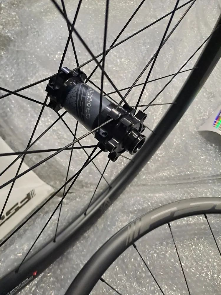 NOVÁ karbonová zapletená kola Dt Swiss XRC 1700 s náboji DT Swiss 350 XD ořech nebo Micro Spline